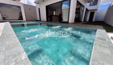 Casa residencial disponível para locação e venda no bairro Grand Ville em Uberlândia - MG.