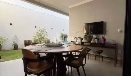 Casa residencial disponível para venda no bairro Alto Umuarama em Uberlândia-MG