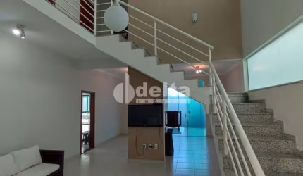 Casa no condomínio Royal Park disponível para venda em Uberlândia-MG