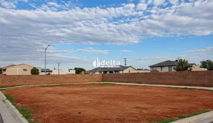 Terreno de esquina disponível para venda 572 m² no bairro Alto Umuarama em Uberlândia-MG