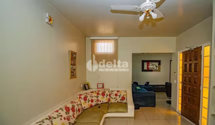 Casa residencial disponível para venda no bairro Saraiva em Uberlândia-MG.