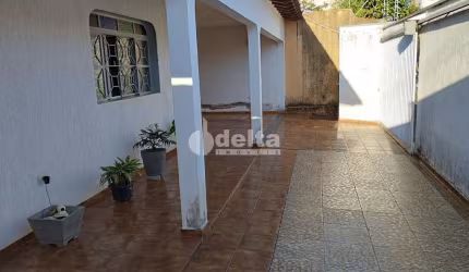 Casa Residencial disponível para venda no bairro Santa Mônica em Uberlândia-MG