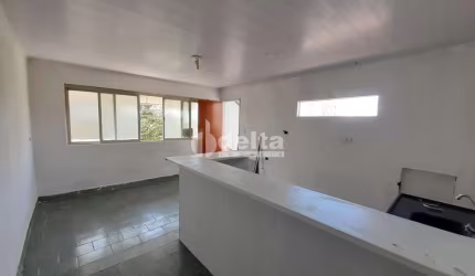 Casa residencial disponível para venda no bairro Presidente Roosevelt em Uberlândia-MG