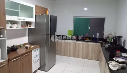 Casa residencial disponível para venda no bairro Jardim Brasília em Uberlândia-MG