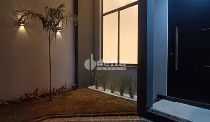 Casa residencial disponível para venda no bairro Bosque dos Buritis em Uberlândia-MG