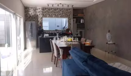 Casa residencial disponível para venda no bairro Monte Hebron em Uberlândia-MG