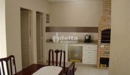 Casa residencial disponível para venda no bairro Santa Rosa em Uberlândia-MG