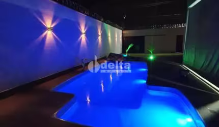 Casa residencial disponível para venda no bairro Jardim Sucupira em Uberlândia - MG.