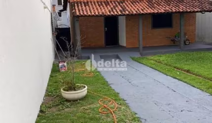Casa residencial disponível para venda no bairro Jardim Finotti em Uberlândia-MG