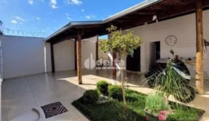 Casa residencial disponível para venda no bairro Nova Uberlândia em Uberlândia-MG