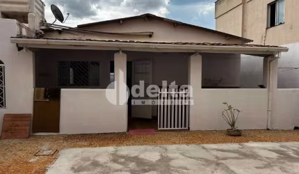 Casa Residencial disponível para venda no bairro Santa Mônica em Uberlândia-MG