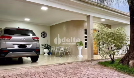 Casa residencial disponível para venda no bairro Brasil em Uberlândia-MG