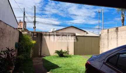 Casa residencial disponível para venda no bairro Alto Umuarama em Uberlândia-MG