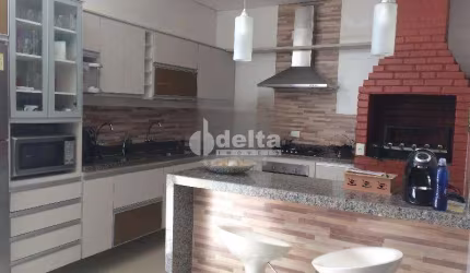 Casa Residencial disponível para venda no bairro Santa Mônica em Uberlândia-MG