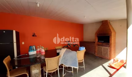 Casa residencial disponível para locação e venda no bairro Presidente Roosevelt em Uberlândia-MG