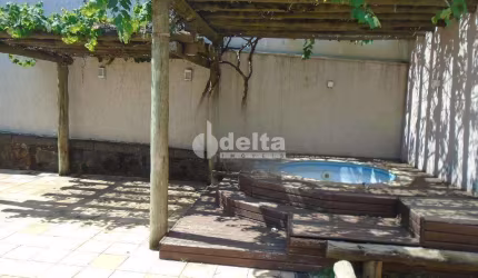 Casa residencial disponível para venda no bairro Cidade Jardim  em Uberlândia-MG
