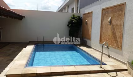 Casa Residencial disponível para venda no bairro Santa Mônica em Uberlândia-MG