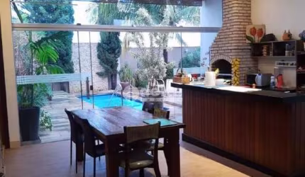 Casa no condomínio Carmel disponível para venda em Uberlândia-MG
