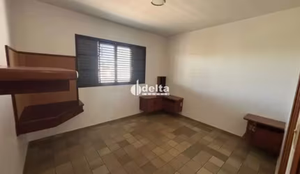 Casa residencial disponível para venda no bairro Umuarama em Uberlândia-MG