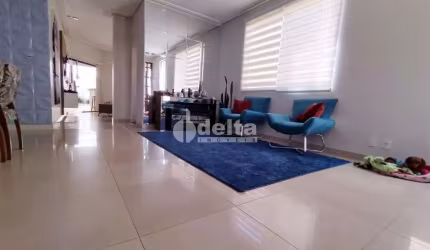 Casa residencial disponível para venda no bairro Umuarama em Uberlândia-MG