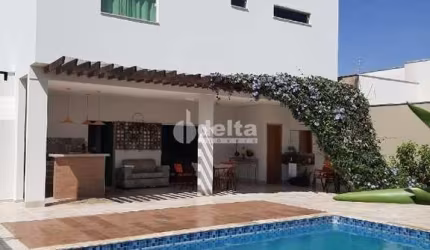 Casa residencial disponível para locação e venda no bairro Jardim Karaíba em Uberlândia-MG