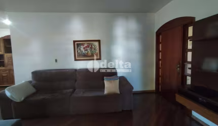 Casa residencial disponível para venda no bairro Vigilato Pereira em Uberlândia-MG