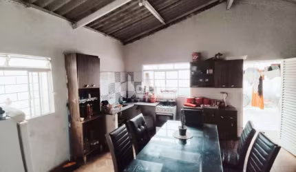 Casa residencial disponível para venda no bairro Presidente Roosevelt em Uberlândia-MG
