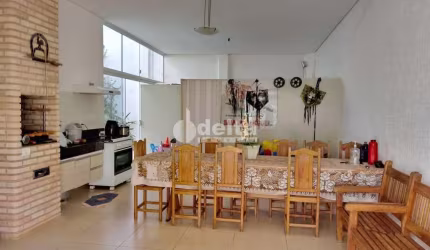 Casa residencial disponível para venda no bairro Marta Helena  em Uberlândia-MG