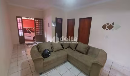 Casa residencial disponível para venda no bairro Granada em Uberlândia-MG