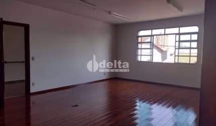 Prédio disponível para venda no bairro Nossa Senhora Aparecida em Uberlândia-MG
