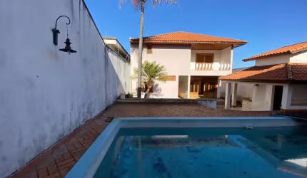 Casa residencial disponível para venda no bairro Tabajaras em Uberlândia-MG