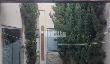 Casa residencial disponível para venda no bairro Jardim Califórnia em Uberlândia-MG