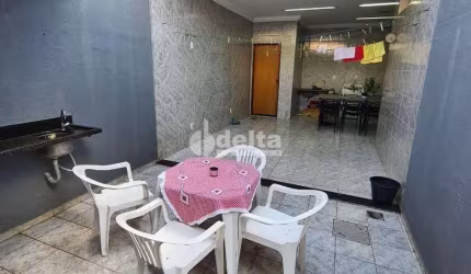 Casa residencial disponível para venda no bairro Martins em Uberlândia-MG