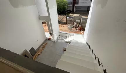 Casa no condomínio Jardins Roma disponível para venda em Uberlândia-MG
