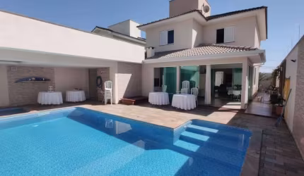 Casa residencial disponível para venda no bairro Jardim Karaíba em Uberlândia-MG