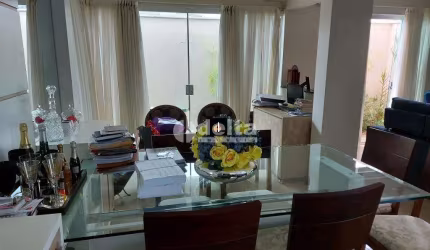 Casa no condomínio Royal Park disponível para venda em Uberlândia-MG