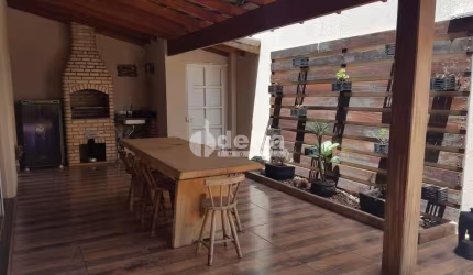 Casa residencial disponível para venda no bairro Bosque dos Buritis em Uberlândia-MG