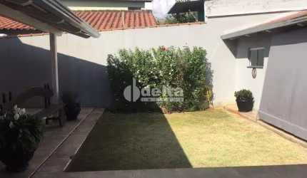 Casa residencial disponível para venda no bairro Martins em Uberlândia-MG