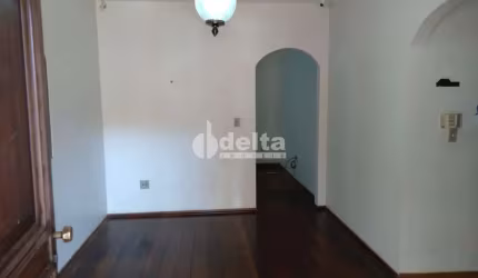 Casa residencial disponível para venda no bairro Tabajaras em Uberlândia-MG