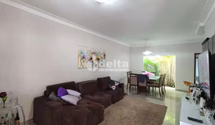 Casa residencial disponível para venda no bairro Custódio Pereira em Uberlândia-MG
