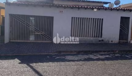 Casa residencial disponível para venda no bairro Brasil em Uberlândia-MG