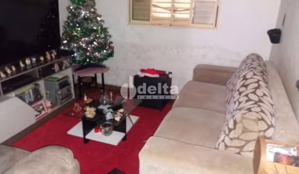 Casa residencial disponível para venda no bairro Marta Helena  em Uberlândia-MG