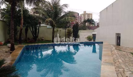 Casa residencial disponível para venda no bairro Saraiva em Uberlândia-MG.