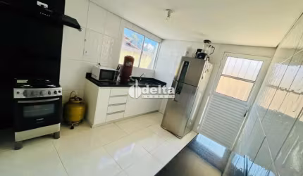 Casa residencial disponível para venda no bairro Presidente Roosevelt em Uberlândia-MG