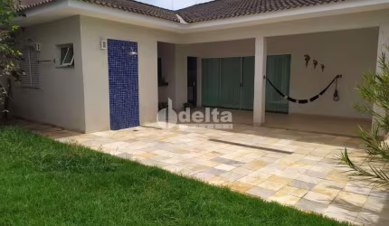 Casa residencial disponível para venda no bairro Santa Mônica em Uberlândia-MG