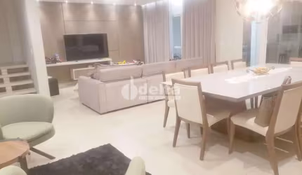 Casa no condomínio Village Paradiso disponível para venda em Uberlândia-MG