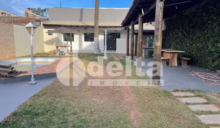Casa residencial disponível para venda no bairro Alto Umuarama em Uberlândia-MG