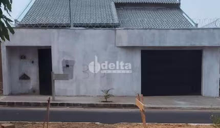 Casa residencial disponível para venda no bairro Jardim Holanda em Uberlândia - MG.