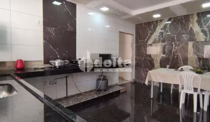 Casa residencial disponível para venda no bairro Laranjeiras em Uberlândia-MG