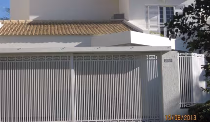 Casa residencial disponível para venda no bairro Jardim Karaíba em Uberlândia-MG
